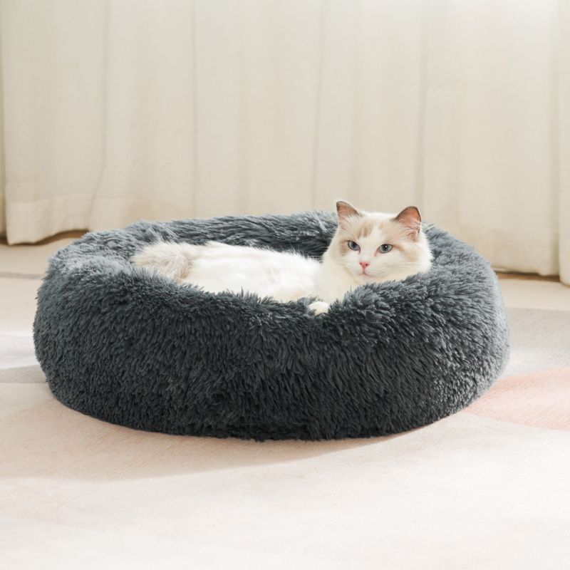 Plush Pet Nest Soft Donut Cat Bed – Cozy Round Couch for Cats and Small Dogs, Comfortable Sleeping Spot for Warmth and Deep Sleep, Suitable for Indoor Home Use (M, White)
